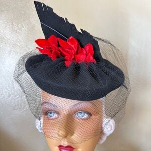 DAZZLING 1940s' BLACK FELT TILT HAT - FELT "FEATHER" & RED FABRIC "FLOWERS"